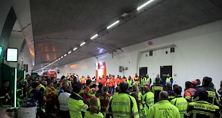 Rund 100 Einsatzkr&auml;fte nahmen an der &Uuml;bung im Tunnel Eyholz teil.