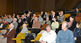 Ferienwohnungsbesitzer Adrian Baumgartner (vorne rechts) berichtete in seinem Referat, wie ihn die Gemeinde B&uuml;rchen wie eine Weihnachtsgans ausgenommen h&auml;tte.