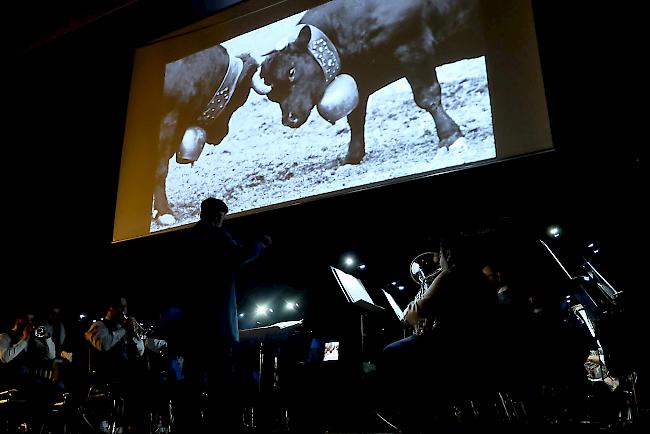 Auf der Leinwand wurde das Schlussballet gezeigt, darunter spielte das Ensemble.