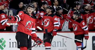 Erfolgreich. Der Natischer Nico Hischier traf f&uuml;r New Jersey gegen Arizona zum 1:0 und gewann letztlich 2:1.