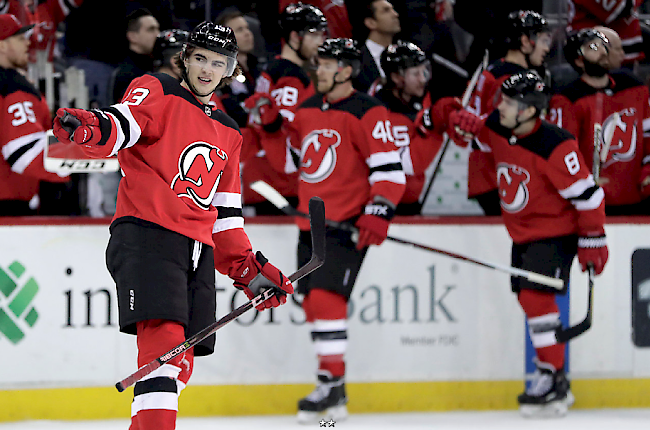 Erfolgreich. Der Natischer Nico Hischier traf für New Jersey gegen Arizona zum 1:0 und gewann letztlich 2:1.