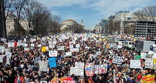 Landesweite Demonstrationen. In vielen St&auml;dten Amerikas gingen an diesem Wochenende mehr als eine Million Menschen auf die Strasse, um sich f&uuml;r strengere Waffengesetze einzusetzen.