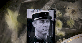 Gedenkgottesdienst. In Tr&egrave;bes ist mit einem Trauergottesdienst der vier Opfer des islamistischen Anschlags vom Freitag gedacht worden. Unter den Opfern ist auch ein Polizist, der sich f&uuml;r eine Geisel hatte eintauschen lassen.