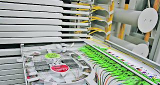 Auf Kurs. Glasfaserkassette in einer Zentrale. Mit bald 17000 Anschl&uuml;ssen geht die erste Ausbauphase demn&auml;chst zu Ende.  