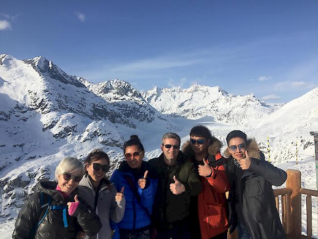 Das MRAG-Team vor dem Aletschgletscher: (v.l. nach r.) Virginie Baeriswyl Koulibaly (Nordamerika), Ricci Zhai (Festland China), Dominique Chen (Taiwan, Hongkong, Süd-China), Mario Braide (Geschäftsführer), Gabriel Han (Süd-Korea) und Alex Chang (Südkorea).