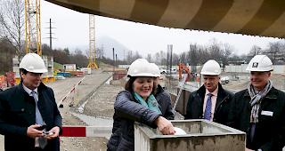 Zeremonie zur Grundsteinlegung auf der Baustelle