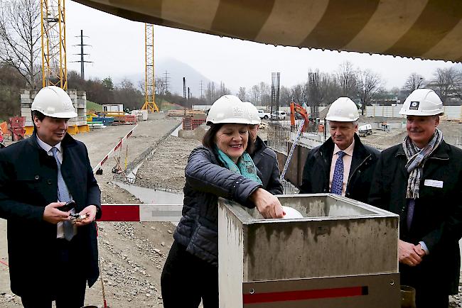 Zeremonie zur Grundsteinlegung auf der Baustelle