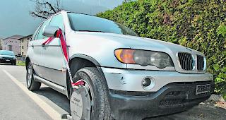 Corpus Delicti. Weil das Fahrzeug ohne Nummernschilder auf &ouml;ffentlichem Grund abgestellt wurde, verhindert nun ein Radschloss das Wegfahren des Autos. 