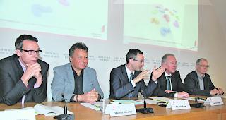 Informierten. St&eacute;phane Coppey (Pr&auml;sident des Verbandes der Walliser Gemeinden), Maurice Chevrier (Chef der Dienststelle f&uuml;r innere und kommunale Angelegenheiten), Staatsrat Fr&eacute;d&eacute;ric Favre, Francis Gasser (Chef der Sektion Gemeinwesen) und Ewald Gruber (wirtschaftlicher Mitarbeiter der Sektion Gemeindefinanzen), von links, pr&auml;sentierten gestern die Finanzlage der 126 Einwohnergemeinden des Wallis.  