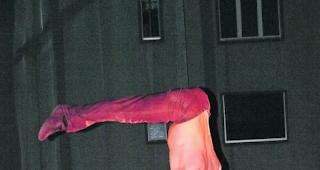 Hochstehender Kraftakt. Willy Weldens beim Kopfstand auf einer Karaffe. 