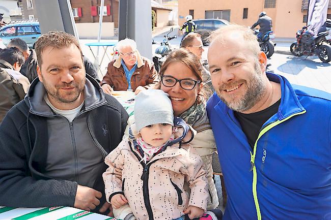 Oliver Bittel (45) aus Mörel-Filet, Simone (36), Lina (3) und Michael Liniger (44) aus Glis.