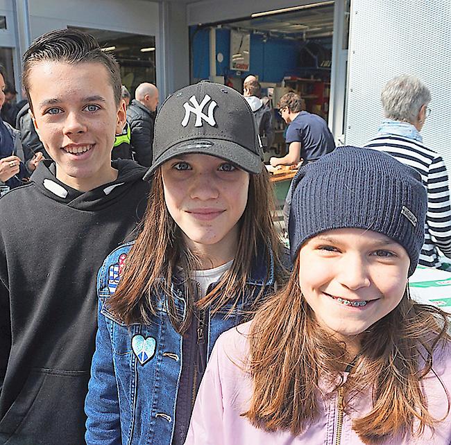 Nico (14) und Lana Pfammatter (12) aus Glis und Luna Pfammatter (10) aus Brig.