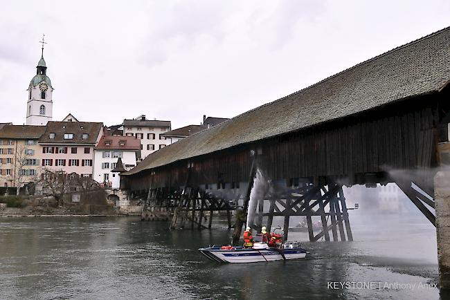 Die Feuerwehr hatte alle Hände voll zu tun, die historische Brücke zu löschen.