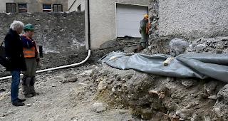 Historisch. Zwischen 14 bis 16 Gr&auml;ber sind gem&auml;ss dem Leuker Gemeinderat Reinhold Schnyder (l.) k&uuml;rzlich bei Sanierungsarbeiten im Umfeld des &laquo;Spritzuh&uuml;s&raquo; entdeckt worden.