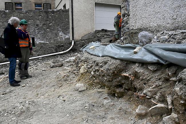 Historisch. Zwischen 14 bis 16 Gräber sind gemäss dem Leuker Gemeinderat Reinhold Schnyder (l.) kürzlich bei Sanierungsarbeiten im Umfeld des «Spritzuhüs» entdeckt worden.