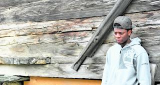 Entt&auml;uscht. Socrates Samuel Luamba hat die Sprache gelernt, spielt Fussball und will seine Zukunft in Turtmann aufbauen. 