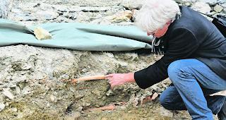 Historisch. Der Leuker Gemeinderat Reinhold Schnyder pr&auml;sentiert die Reste eines der Gr&auml;ber, die in der vergangenen Woche im Rahmen der Sanierungsarbeiten im Umfeld des &laquo;Spritzuh&uuml;s&raquo; gefunden wurden.  