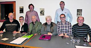 Sie gestalten. Stiftungsrat, sitzend von links: Kassier Albert Tscherry, Christine Beney-L&ouml;tscher, Pr&auml;sident Herbert Dirren, Schreiber Hansruedi Furrer, Bernhard Mathieu, Guido L&ouml;tscher. Stehend: Gemeindepr&auml;sident Thomas Matter (links), OBZV-Pr&auml;sident Christian Loretan.  