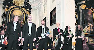 Viel Applaus. &laquo;Requiem&raquo;-Auff&uuml;hrung des Chors und Orchesters der Konzertgesellschaft Oberwallis und des Kollegiums mit folgenden Solisten, von links: Dirigent Paul Locher, Chorleiter Adrian Zenh&auml;usern, Bass Markus Volpert, Tenor Andries Cloete, Alt Judith L&uuml;pold, Sopran L&eacute;onie Renaud.  