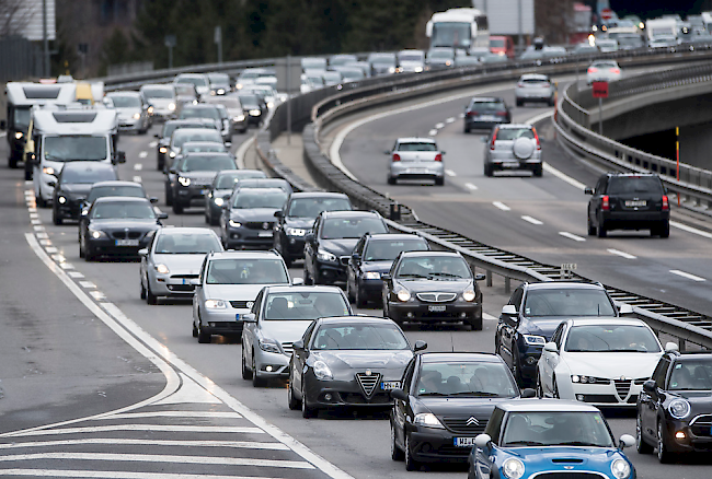 Der Osterreiseverkehr staut sich vor dem Gotthard-Tunnel auf mehrere Kilometer Länge.