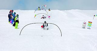 Plausch. Der Fidluchrutschplausch auf der 100 Meter langen Piste bot spannende und teils spektakul&auml;re Rutschpartien. 