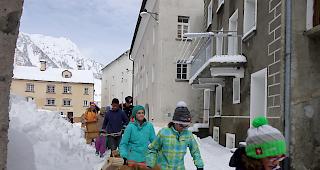 Auf gehts zum R&auml;llu durch die Gassen und Strassen in Simplon w&auml;hrend der Karwoche.