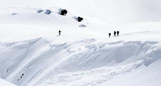 Rettungskr&auml;fte bei der Unfallstelle auf der Fiescheralp. 