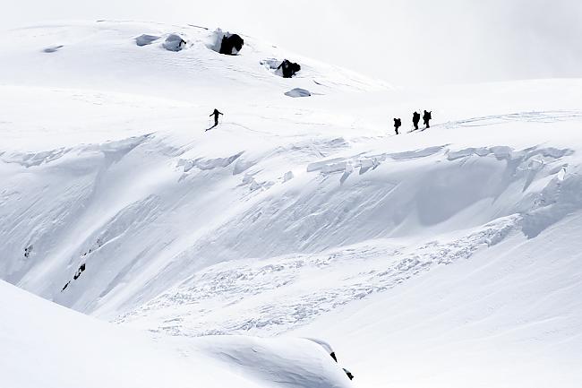 Rettungskräfte bei der Unfallstelle auf der Fiescheralp. 