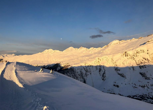 Unter Föhneinfluss: Das Wallis am Ostermontag von der Aletsch-Arena aus.