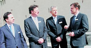 Vor dem Festmahl. Die drei Gastgeber: Joachim Walpen, Markus Werlen und Alexander Jentsch im Gespr&auml;ch mit dem Sekret&auml;r der Bruderschaft, Diego Zehnder. 