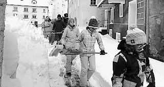 Auf gehts. Zum R&auml;llu durch die Gassen von Simplon Dorf.  