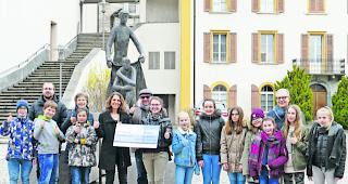 Check&uuml;bergabe. Mitwirkende des musikalischen Theaterst&uuml;cks &laquo;Tod der Liebe&raquo; bei der Check&uuml;bergabe auf dem Visper Kirchplatz. 