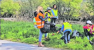 Fleissig. Rund 200 Sch&uuml;lerinnen und Sch&uuml;ler haben sich am Clean-up-Day in Leuk engagiert. 