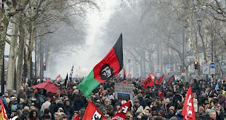 Ausnahmezustand. Ganz Frankreich zeig Verbundenheit mit den Bahnangestellten.