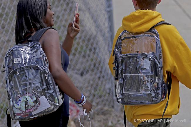 Klarsicht. An der Schule in Parkland müssen die Schüler mit durchsichtigen Rucksäcken in die Schule.