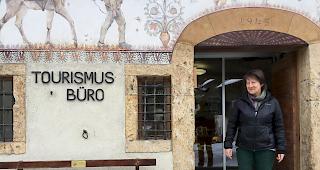 Irene Clausen vor dem Tourismusb&uuml;ro in Ernen.