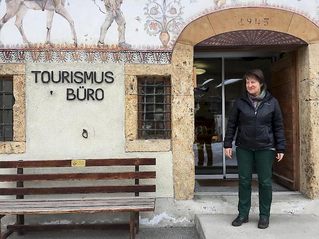 Irene Clausen vor dem Tourismusbüro in Ernen.