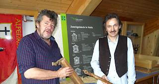 Mehr als Stroh dreschen im &laquo;Pf&auml;ristadel&raquo;: Gemeinderat Marcel Hermann (links) &uuml;berbrachte AA+-Pr&auml;sident Franziskus Hermann einen Modellstadel-Bausatz zum Nachbauen.