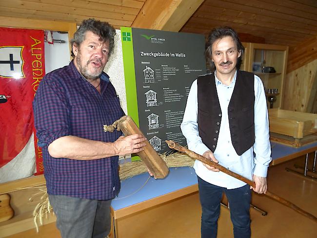 Mehr als Stroh dreschen im «Pfäristadel»: Gemeinderat Marcel Hermann (links) überbrachte AA+-Präsident Franziskus Hermann einen Modellstadel-Bausatz zum Nachbauen.