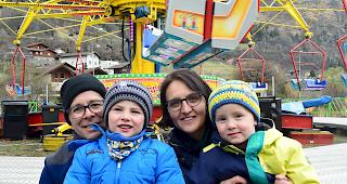 Lukas (45) und Fabienne (36) Gsponer mit Maurice (5) und Leon (4) aus St. German.