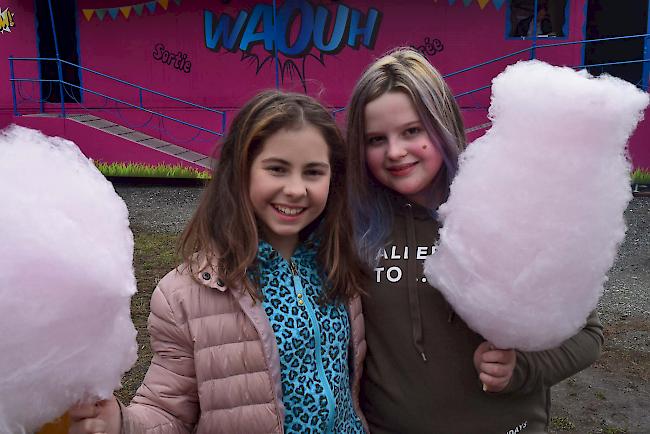 Cindy Lambrigger (13), St. Niklaus, und Samantha Imboden (14) Grächen.