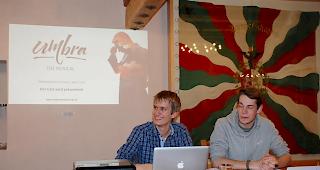 Raban Brunner (links) und Emmanuel Amacker an der Medienorientierung: &laquo;Gut im Zeitplan&raquo;.