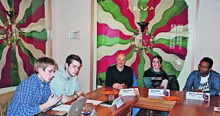 Zuversichtlich. Die Co-Produzenten Raban Brunner und Emmanuel Amacker sowie Philipp Jeitziner, Milena Erpen und Kilian Imwinkelried  &ndash;  drei der zw&ouml;lf Hauptdarsteller (von links) an der gestrigen Medienorientierung: Zuversichtlich unterwegs mit &laquo;Umbra&raquo;. 