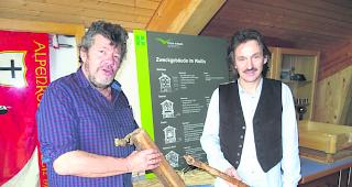 Mehr als Stroh dreschen im &laquo;Pf&auml;ristadel&raquo;. Gemeinderat Marcel Hermann (links) &uuml;berbrachte &laquo;AA+&raquo;-Pr&auml;sident Franziskus Hermann einen Modellstadel-Bausatz zum Nachbauen. 