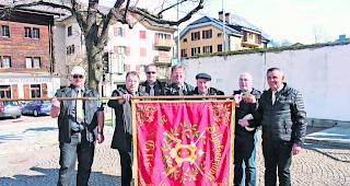 Tradition verpflichtet. Von links: Zunfthauptmann Gottfried Fercher mit den Vorstandsmitgliedern Roland Squaratti, Erich Wyer, Alexander Schmid (Fahnenpate), Jubilar Edwin Summermatter, Zunftrat Pius Allenbach und F&auml;hnrich Marcel Studer zusammen mit der neuen Zunftfahne. Die R&uuml;ckseite der Fahne ist in gr&uuml;ner Farbe mit anderem Logo, entsprechend den Sujets der bisherigen Zunftfahne.  