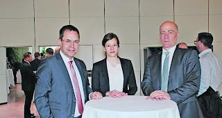 Information und Austausch. Generalagent Helmuth Indermitte mit den Referenten Claudia Bernasconi und Peter Guidon (von links) am Unternehmeranlass 2018 von Swiss Life.  