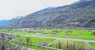 Erschlossen. Das vorgesehene Terrain in Turtmann &ouml;stlich des Hangars zwischen Kantonsstrasse und Milit&auml;rflugplatz ist verkehrstechnisch ideal gelegen. 