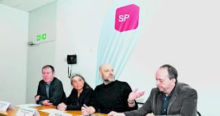 Forderung. Von links: Thomas Antonietti (Gemeinderat), Laetitia Heinzmann Bellwald (Grossratssuppleantin), Adrian Streun (Pr&auml;sident SP Visp) und Gilbert Truffer (Grossrat) fordern am Standort Visp ein Bildungszentrum f&uuml;r Gesundheit und Betreuung. 