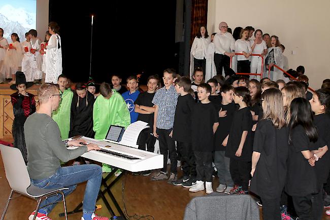 Insgesamt rund 180 Kinder sind am Projekt beteiligt, hier mit Christopher Mair, Leiter der Natischer Singvögel.