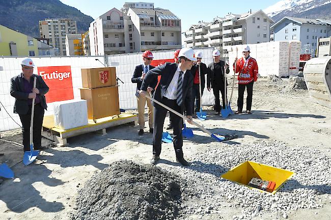 Staatsrat Frédéric Favre packte bei der Grundsteinlegung auch mit an.